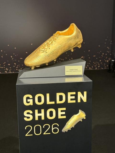 19 August 2026, Bavaria, Munich: The trophy for the "Golden Boot" award, which will be presented to FC Bayern striker Harry Kane, is on display at the club museum in the Allianz Arena. Photo: Christoph Lother/dpa