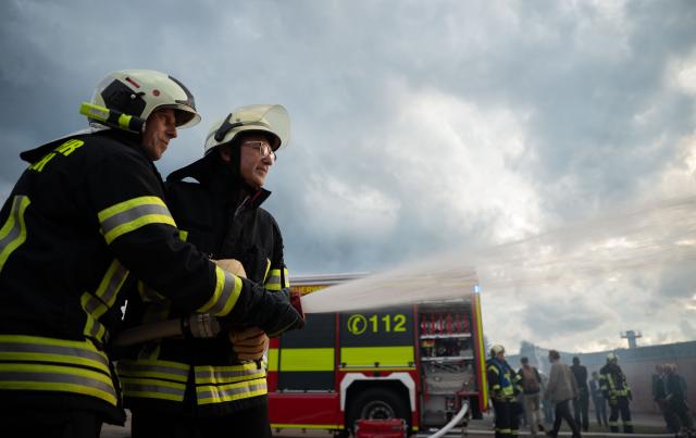 19 August 2026, Thuringia, Eisenach: German Interior Minister Alexander Dobrindt (R) takes part in a training exercise with the Eisenach Fire Department. During his summer tour, Dobrindt is visiting various emergency response agencies in Thuringia and Hesse. Photo: Katharina Kausche/dpa pool/dpa