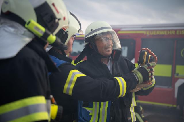 19 August 2026, Thuringia, Eisenach: German Interior Minister Alexander Dobrindt (R) takes part in a training exercise with the Eisenach Fire Department. During his summer tour, Dobrindt is visiting various emergency response agencies in Thuringia and Hesse. Photo: Katharina Kausche/dpa pool/dpa