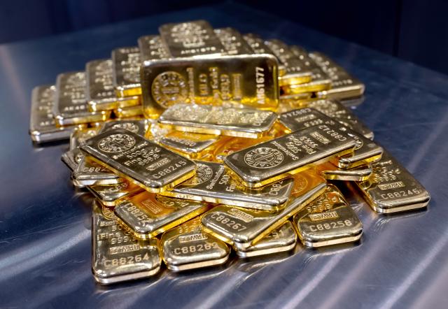 FILED - 04 April 2025, Bavaria, Munich: FILE PHOTo - Gold bars of various sizes lie in a safe on a table at the precious metal dealer Pro Aurum. Photo: Sven Hoppe/dpa
