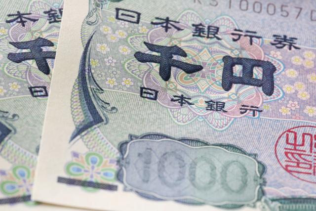 FILED - 19 February 2016, Hamburg: FILE PHOTO - Bank notes of the Japanese currency Yen are lying on a table. Photo: Bodo Marks/dpa