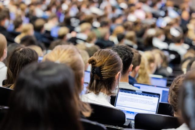 FILED - 11 October 2021, North Rhine-Westphalia, Muenster: FILE PHOTO - Students sit in a lecture hall at the University of Muenster during a lecture. Photo: Rolf Vennenbernd/Deutsche Presse-Agentur GmbH/dpa