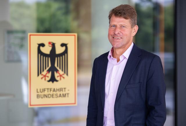 19 August 2026, Lower Saxony, Brunswick: Alexander Schott, the new president of the Federal Aviation Authority (LBA), poses for a portrait in front of the LBA building. Alexander Schott's official inauguration as president of the Federal Aviation Authority will take place on Thursday. Photo: Julian Stratenschulte/dpa