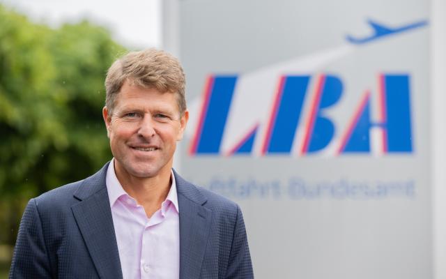 19 August 2026, Lower Saxony, Brunswick: Alexander Schott, the new president of the Federal Aviation Authority (LBA), poses for a portrait in front of the LBA building. Alexander Schott's official inauguration as president of the Federal Aviation Authority will take place on Thursday. Photo: Julian Stratenschulte/dpa