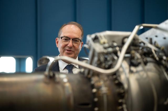 20 August 2026, Hesse, Fuldatal: Alexander Dobrindt, German Minister of the Interior, inspects a helicopter belonging to the Federal Police Air Squadron in Fuldatal inside a maintenance hangar. During his summer tour, Dobrindt is visiting various law enforcement agencies in Thuringia and Hesse. Photo: Katharina Kausche/dpa-Pool/dpa