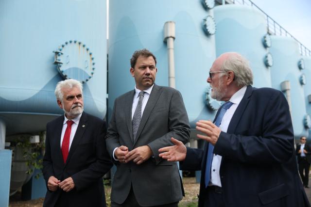 20 August 2026, Saxony-Anhalt, Halle: German Finance Minister Lars Klingbeil (C), Joerg Schulze (R), Managing Director of WWB Wasserwerk Besitz- & Betriebsgesellschaft mbH, and Armin Willingmann, Minister of Science, Energy, Climate Protection, and the Environment, tour the Beesen Water Treatment Plant following the presentation of a grant notification for its reactivation. The Beesen water treatment plant, which was placed on standby in 2007, is now to be used as a peak-load water treatment plant and as a capacity reserve for future industrial developments, as well as to increase climate resilience. Photo: Jan Woitas/dpa