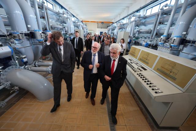 20 August 2026, Saxony-Anhalt, Halle: Finance Lars Klingbeil (L), Joerg Schulze, Managing Director of WWB Wasserwerk Besitz- & Betriebsgesellschaft mbH, and Armin Willingmann, Minister of Science, Energy, Climate Protection, and the Environment, tour the Beesen Water Treatment Plant after the presentation of a grant notification for its reactivation. The Beesen water treatment plant, which was placed in reserve in 2007, is now to be used as a peak-load water treatment plant and as a capacity reserve for future industrial developments, as well as to increase climate resilience. Photo: Jan Woitas/dpa