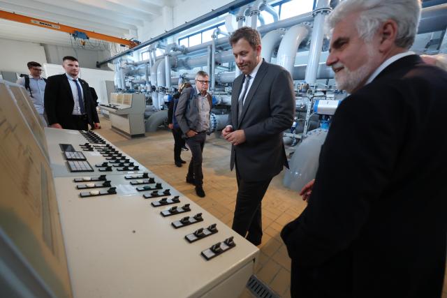 20 August 2026, Saxony-Anhalt, Halle: German Finance Minister Lars Klingbeil and Armin Willingmann (R), Minister of Science, Energy, Climate Protection, and the Environment, tour the Beesen Water Treatment Plant after the presentation of a grant of a grant notification for its reactivation. The Beesen water treatment plant, which was placed in reserve in 2007, is now to be used as a peak-load water treatment plant and as a capacity reserve for future industrial developments, as well as to increase climate resilience. Photo: Jan Woitas/dpa