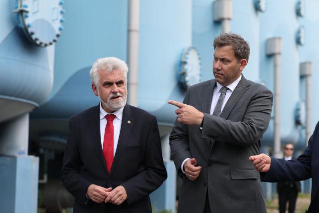 20 August 2026, Saxony-Anhalt, Halle: German Finance Minister Lars Klingbeil (R) and Armin Willingmann, Minister of Science, Energy, Climate Protection, and the Environment, tour the Beesen Water Treatment Plant after the presentation of a grant notification for its reactivation. The Beesen water treatment plant, which was placed in reserve in 2007, is now to be used as a peak-load water treatment plant and as a capacity reserve for future industrial developments, as well as to increase climate resilience. Photo: Jan Woitas/dpa