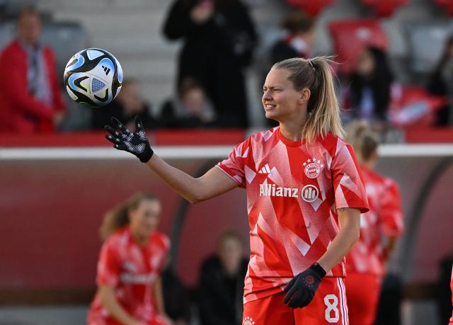 FILED - 05 November 2023, Bavaria, Munich: FILE PHOTO - Bayern player Maximiliane Rall warms up prior to the start of the German Women's Bundesliga soccer match between Bayern Munich and VfL Wolfsburg at FC Bayern Campus. Photo: Angelika Warmuth/dpa - IMPORTANT NOTE: In accordance with the regulations of the DFL German Football League and the DFB German Football Association, it is prohibited to utilize or have utilized photographs taken in the stadium and/or of the match in the form of sequential images and/or video-like photo series.