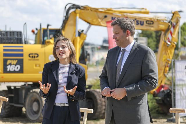 20 August 2026, Saxony-Anhalt, Halle (Saale): German Finance Minister Lars Klingbeil (R) and Federal Government Commissioner for Eastern Germany Elisabeth Kaiser participate in the groundbreaking ceremony for the renovation of Riebeckplatz to house the planned "Center for German Unity and European Transformation". Photo: Jan Woitas/dpa