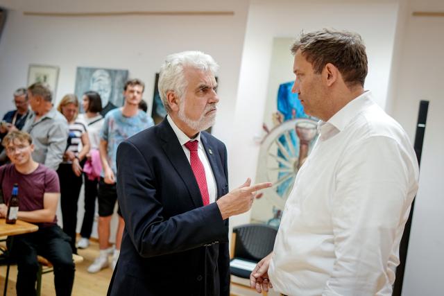 20 August 2026, Saxony-Anhalt, Halle: Armin Willingmann, Social Democratic Party of Germany (SPD) top candidate for the state election in Saxony-Anhalt, talks with German Minister of Finance and SPD Federal Chairman Lars Klingbeil during the SPD's "Beer and Meatballs" event at the SPD headquarters. Photo: Kay Nietfeld/dpa