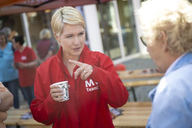 21 August 2026, Mecklenburg-Western Pomerania, Hagenow: Manuela Schwesig, Minister-President of Mecklenburg-Western Pomerania, talking with a citizen at the Social Democratic Party's information booth. Photo: Philip Dulian/dpa