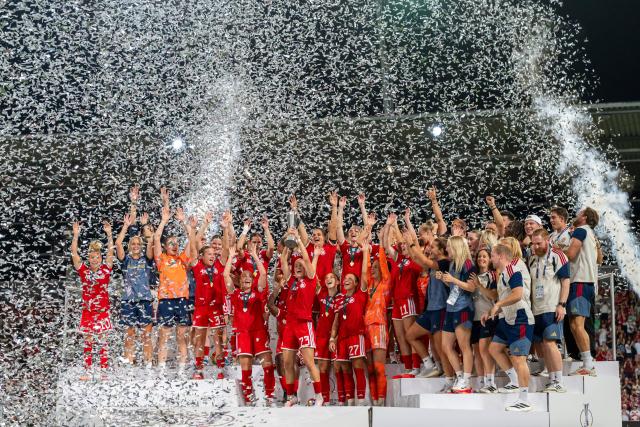 FILED - 15 August 2026, Bavaria, Ingolstadt: Bayern Munich women's team celebrates their victory after the German DFB Women's Super Cup soccer match between Bayern Munich and VfL Wolfsburg at Audi Sportpark. Photo: Peter Kneffel/dpa