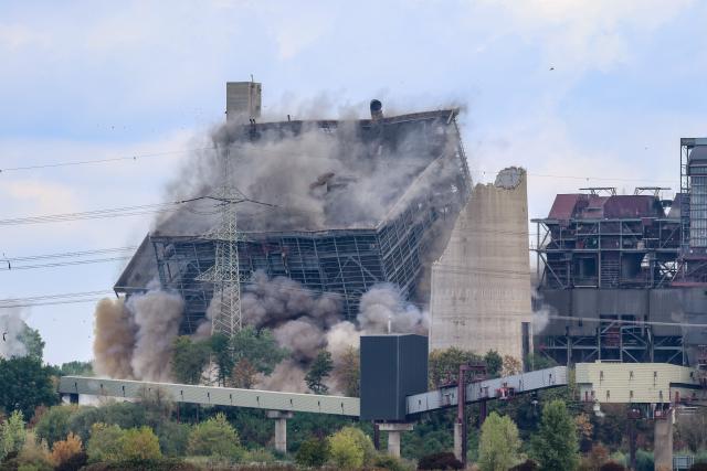 21 August 2026, North Rhine-Westphalia, Voerde: The explosive device at the old boiler house B detonates near the ground, after which the building collapses. Photo: Christoph Reichwein/dpa