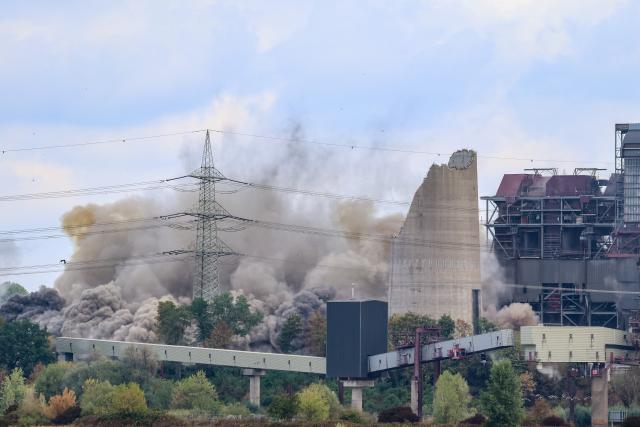 21 August 2026, North Rhine-Westphalia, Voerde: The explosive device at the old boiler house B detonates near the ground, after which the building collapses. Photo: Christoph Reichwein/dpa