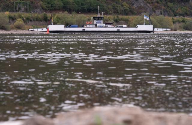 21 August 2026, Rhineland-Palatinate, Kaub: The Kaub ferry transports cars from Kaub to Bacharach, after it has suspended operations due to low water levels. Photo: Lea Winkler/dpa