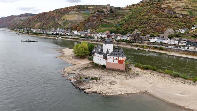 21 August 2026, Rhineland-Palatinate, Kaub: The Kaub ferry transports cars from Kaub to Bacharach, after it has suspended operations due to low water levels. Photo: Boris Roessler/dpa