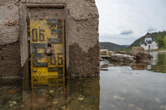 21 August 2026, Rhineland-Palatinate, Kaub: The water level is shown at the measuring station in Kaub, in front of Pfalzgrafenstein Castle. Following the rainfall over the past few days, the Rhine is once again carrying more water. Photo: Lea Winkler/dpa