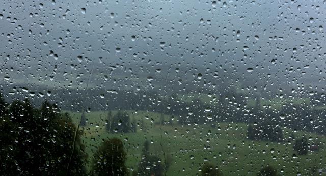 21 August 2026, Bavaria, Schwangau: The Alpine foothills are seen through a rain-streaked car window. Photo: Karl-Josef Hildenbrand/dpa