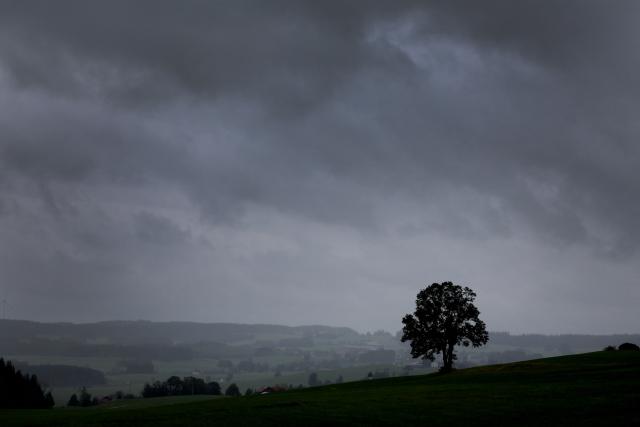 21 August 2026, Bavaria, Schwangau: Rain clouds roll in over the Allgaeu Alpine foothills. Photo: Karl-Josef Hildenbrand/dpa