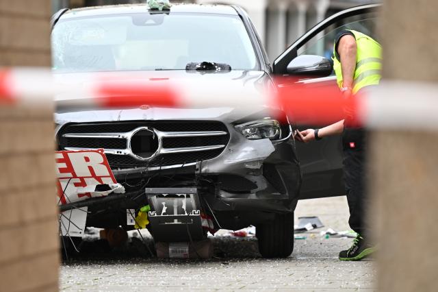 21 August 2026, Hesse, Hofgeismar: A damaged car is seen near the scene where a car sped through the pedestrian zone at high speed in Hofgeismar. Photo: Florian Wiegand/dpa