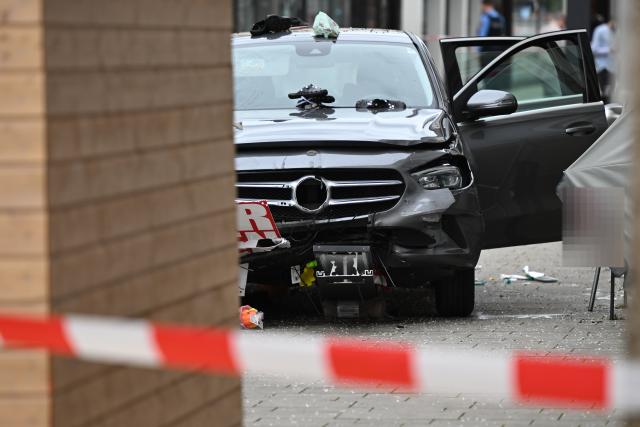 21 August 2026, Hesse, Hofgeismar: A damaged car is seen near the scene where a car sped through the pedestrian zone at high speed in Hofgeismar. Photo: Florian Wiegand/dpa