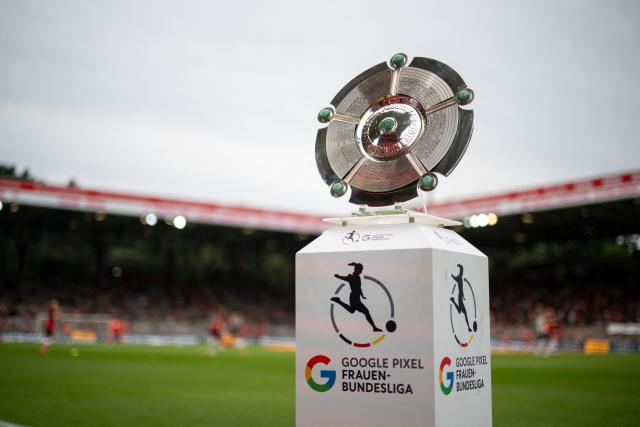 21 August 2026, Berlin: The women's championship trophy is pictured on the field before the German Women's Bundesliga soccer match between Union Berlin and Bayern Munich, at Stadion An der Alten Foersterei. Photo: Sebastian Christoph Gollnow/dpa - IMPORTANT NOTICE: In accordance with the regulations of the Bundesliga and the DFB (German Football Association), it is prohibited to use or allow the use of photographs taken in the stadium and/or during the game in the form of sequential images and/or video-like photo series.