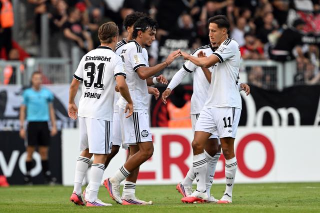 21 August 2026, North Rhine-Westphalia, Krefeld: Frankfurt players celebrate their first goal during the German DFB Cup first Round soccer match between SC St. Toenis 11/20 and Eintracht Frankfurt at the Grotenburg Stadium. Photo: Federico Gambarini/dpa - IMPORTANT NOTICE: Bundesliga and DFB regulations prohibit any use of photographs as image sequences and/or quasi-video.