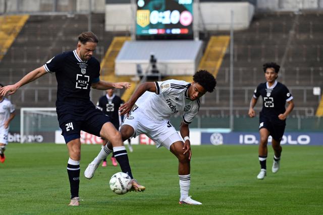 21 August 2026, North Rhine-Westphalia, Krefeld: Toenis' Bilal Brusdeilins and Eintracht Frankfurt's Malik Pimpong battle for the ball during the German DFB Cup first Round soccer match between SC St. Toenis 11/20 and Eintracht Frankfurt at the Grotenburg Stadium. Photo: Federico Gambarini/dpa - IMPORTANT NOTICE: Bundesliga and DFB regulations prohibit any use of photographs as image sequences and/or quasi-video.