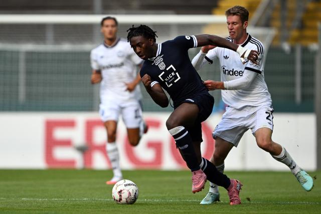 21 August 2026, North Rhine-Westphalia, Krefeld: Toenis' Farid Omorou and Eintracht Frankfurt's Elias Baum battle for the ball during the German DFB Cup first Round soccer match between SC St. Toenis 11/20 and Eintracht Frankfurt at the Grotenburg Stadium. Photo: Federico Gambarini/dpa - IMPORTANT NOTICE: Bundesliga and DFB regulations prohibit any use of photographs as image sequences and/or quasi-video.