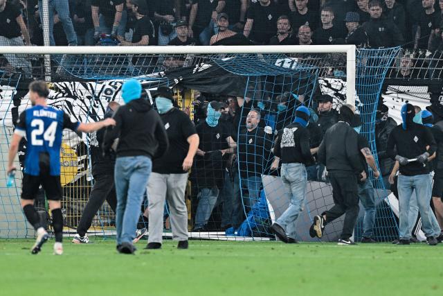 21 August 2026, Mannheim: SV Mannheim fans storm the field during the German DFB Cup first round soccer match between SV Waldhof Mannheim and 1. FC Kaiserslautern at the Carl-Benz-Stadion. . Photo: Uwe Anspach/dpa - IMPORTANT NOTICE: Bundesliga and DFB regulations prohibit any use of photographs as image sequences and/or quasi-video.