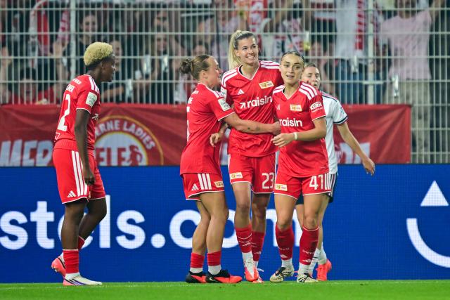 21 August 2026, Berlin: Union Berlin's Nele Bauereisen celebrates scoring her side's first goal with teammate during the German Women's Bundesliga soccer match between Union Berlin and Bayern Munich, at Stadion An der Alten Foersterei. Photo: Sebastian Christoph Gollnow/dpa - IMPORTANT NOTICE: Bundesliga and DFB regulations prohibit any use of photographs as image sequences and/or quasi-video.