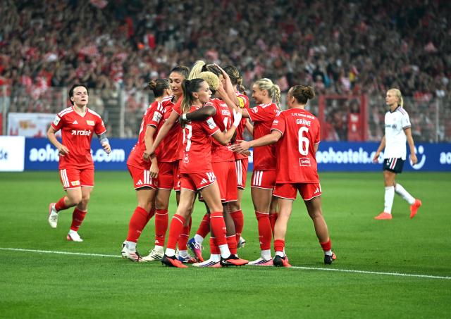 21 August 2026, Berlin: Union Berlin players celebrate their first goal during the German Women's Bundesliga soccer match between Union Berlin and Bayern Munich, at Stadion An der Alten Foersterei. Photo: Elisa Schu/dpa - IMPORTANT NOTICE: Bundesliga and DFB regulations prohibit any use of photographs as image sequences and/or quasi-video.