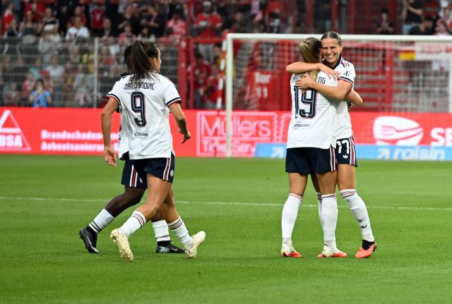 21 August 2026, Berlin: Bayern Munich players celebrate their first goal during the German Women's Bundesliga soccer match between Union Berlin and Bayern Munich, at Stadion An der Alten Foersterei. Photo: Elisa Schu/dpa - IMPORTANT NOTICE: Bundesliga and DFB regulations prohibit any use of photographs as image sequences and/or quasi-video.