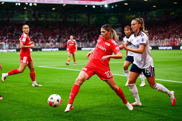 21 August 2026, Berlin: Union's Eileen Campbell (R) in action against Bayern Munich's Katharina Naschenweng during the German Women's Bundesliga soccer match between Union Berlin and Bayern Munich, at Stadion An der Alten Foersterei. Photo: Sebastian Christoph Gollnow/dpa - IMPORTANT NOTICE: Bundesliga and DFB regulations prohibit any use of photographs as image sequences and/or quasi-video.