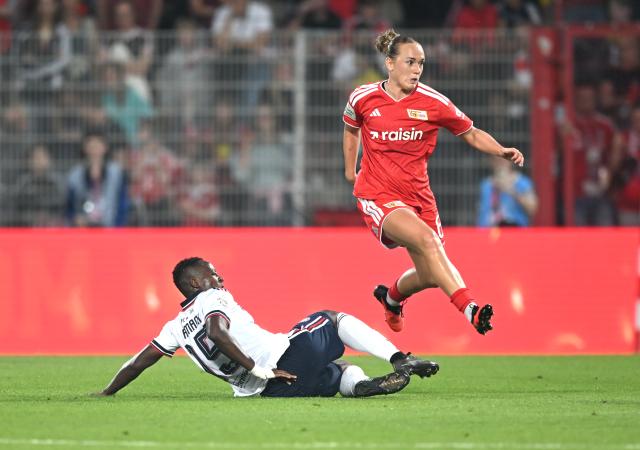 21 August 2026, Berlin: Union Berlin's Lisanne Graewe and Bayern Munich's Edna Imade battle for the ball during the German Women's Bundesliga soccer match between Union Berlin and Bayern Munich, at Stadion An der Alten Foersterei. Photo: Elisa Schu/dpa - IMPORTANT NOTICE: Bundesliga and DFB regulations prohibit any use of photographs as image sequences and/or quasi-video.