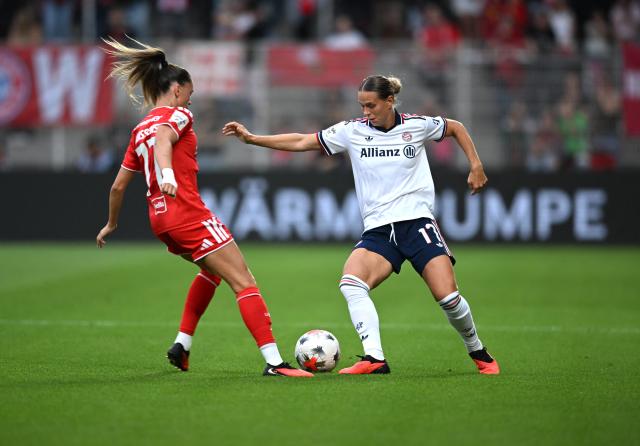 21 August 2026, Berlin: Union Berlin's Jill Janssens and Bayern Munich's Klara Buehl battle for the ball during the German Women's Bundesliga soccer match between Union Berlin and Bayern Munich, at Stadion An der Alten Foersterei. Photo: Elisa Schu/dpa - IMPORTANT NOTICE: Bundesliga and DFB regulations prohibit any use of photographs as image sequences and/or quasi-video.