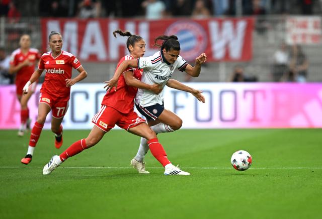 21 August 2026, Berlin: Union Berlin's Amber Tysiak and Bayern Munich's Jovana Damnjanovic battle for the ball during the German Women's Bundesliga soccer match between Union Berlin and Bayern Munich, at Stadion An der Alten Foersterei. Photo: Elisa Schu/dpa - IMPORTANT NOTICE: Bundesliga and DFB regulations prohibit any use of photographs as image sequences and/or quasi-video.