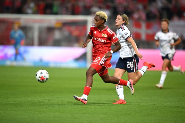 21 August 2026, Berlin: Union Berlin's Naika Reissner and Bayern Munich's Barbara Dunst battle for the ball during the German Women's Bundesliga soccer match between Union Berlin and Bayern Munich, at Stadion An der Alten Foersterei. Photo: Elisa Schu/dpa - IMPORTANT NOTICE: Bundesliga and DFB regulations prohibit any use of photographs as image sequences and/or quasi-video.