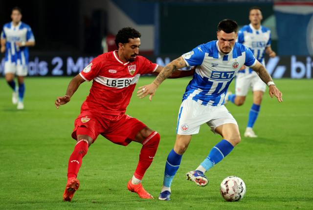21 August 2026, Berlin: Stuttgart's Tiago Tomas (L) and Hansa's Niklas Koelle battle for the ball during the German Women's Bundesliga soccer match between Union Berlin and Bayern Munich, at Stadion An der Alten Foersterei. Photo: Bernd Wüstneck/dpa - IMPORTANT NOTICE: Bundesliga and DFB regulations prohibit any use of photographs as image sequences and/or quasi-video.