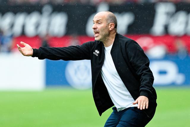 22 August 2026, Hesse, Wiesbaden: Wiesbaden coach Daniel Scherning gestures during the German DFB Cup first round soccer match between SV Wehen Wiesbaden and Bayer Leverkusen at BRITA-Arena. Photo: Uwe Anspach/dpa - IMPORTANT NOTICE: In accordance with the regulations of the Bundesliga and the German Football Association (DFB), it is prohibited to use or allow the use of photographs taken in the stadium and/or during the game in the form of sequential images and/or video-like photo sequences.