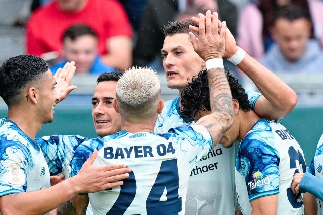 22 August 2026, Hesse, Wiesbaden: Leverkusen's Patrik Schick celebrates scoring his side's first goal with his teammates during the German DFB Cup first round soccer match between SV Wehen Wiesbaden and Bayer Leverkusen at BRITA-Arena. Photo: Uwe Anspach/dpa - IMPORTANT NOTICE: In accordance with the regulations of the Bundesliga and the German Football Association (DFB), it is prohibited to use or allow the use of photographs taken in the stadium and/or during the game in the form of sequential images and/or video-like photo sequences.