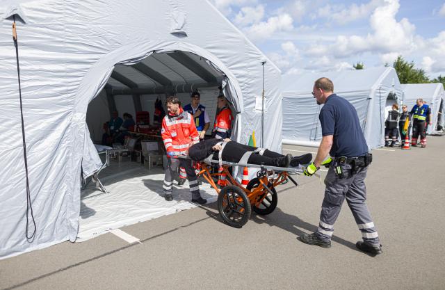 22 August 2026, Lower Saxony, Celle: Emergency responders and simulated casualty actors participate in a Medical Task Force (MTF) exercise. The exercise simulates a response to a natural disaster. The MTFs are federal medical units that can support state disaster response efforts in the event of a disaster. Photo: Moritz Frankenberg/dpa