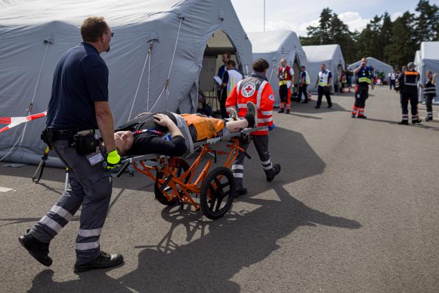 22 August 2026, Lower Saxony, Celle: Emergency responders and simulated casualty actors participate in a Medical Task Force (MTF) exercise. The exercise simulates a response to a natural disaster. The MTFs are federal medical units that can support state disaster response efforts in the event of a disaster. Photo: Moritz Frankenberg/dpa