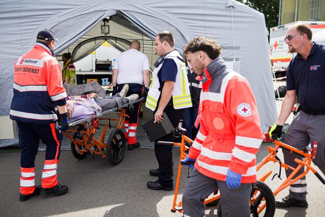 22 August 2026, Lower Saxony, Celle: Emergency responders and simulated casualty actors participate in a Medical Task Force (MTF) exercise. The exercise simulates a response to a natural disaster. The MTFs are federal medical units that can support state disaster response efforts in the event of a disaster. Photo: Moritz Frankenberg/dpa