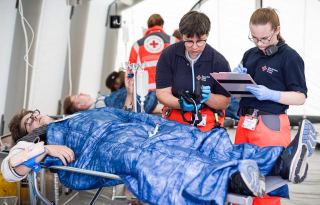 22 August 2026, Lower Saxony, Celle: Emergency responders and simulated casualty actors participate in a Medical Task Force (MTF) exercise. The exercise simulates a response to a natural disaster. The MTFs are federal medical units that can support state disaster response efforts in the event of a disaster. Photo: Moritz Frankenberg/dpa