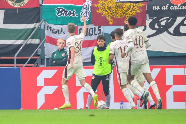 22 August 2026, Brandenburg, Cottbus: Augsburg's Anton Kade celebrates scoring his side's first goal during the German DFB Cup first round soccer match between FC Energie Cottbus and FC Augsburg at LEAG Energie Stadium. Photo: Robert Michael/dpa - IMPORTANT NOTICE: In accordance with the regulations of the Bundesliga and the German Football Association (DFB), it is prohibited to use or allow the use of photographs taken in the stadium and/or during the game in the form of sequential images and/or video-like photo sequences.