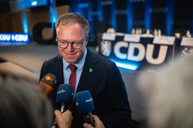 22 August 2026, Thuringia, Eisenach: Mario Voigt, Minister President of Thuringia, speaks with media representatives following his reelection as state chairman of the Christian Democratic Union (CDU) Thuringia. The CDU Thuringia convened for its 41st state party convention at the Werner-Aßmann-Halle. Photo: Jacob Schröter/dpa