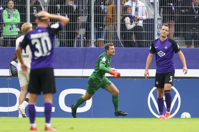 22 August 2026, Saxony, Aue: Erzgebirge Aue goalkeeper Martin Maennel (C) runs toward the referee during the German Cup (DFB Pokal) first round soccer match between Erzgebirge Aue vs TSG 1899 Hoffenheim at Erzgebirgsstadion. Photo: Jan Woitas/dpa - IMPORTANT NOTICE: Bundesliga and DFB regulations prohibit any use of photographs as image sequences and/or quasi-video.